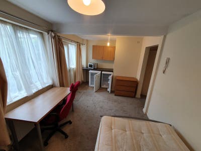 Spacious Double Bedroom- LS6- Hyde Park Main Photo