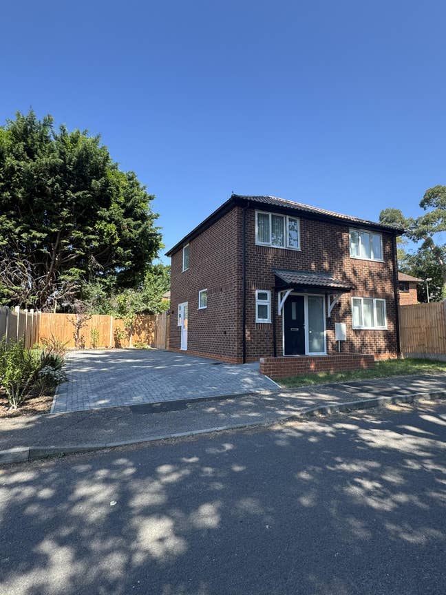 Double room available in modern Thornhill house Main Photo
