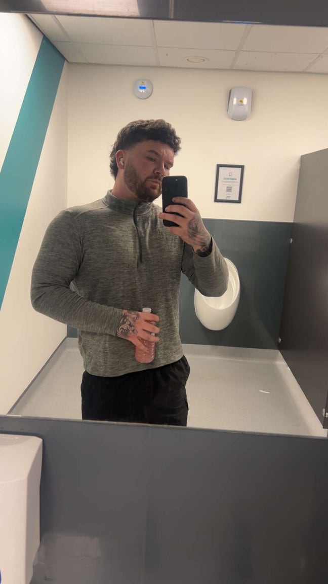 Professional Male seeks a single or double room Main Photo