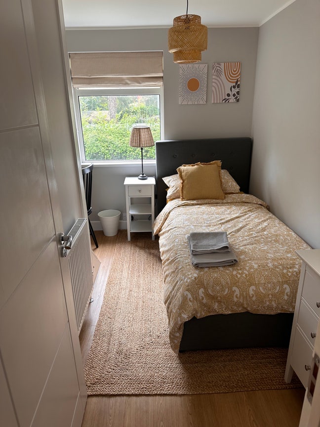 Designer room, 5 mins walk to twin , single bed Main Photo