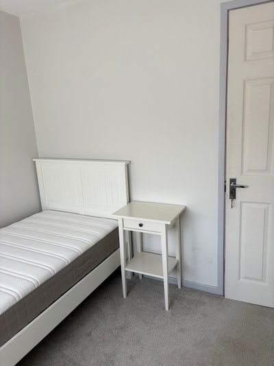 Clean modern single room  Main Photo