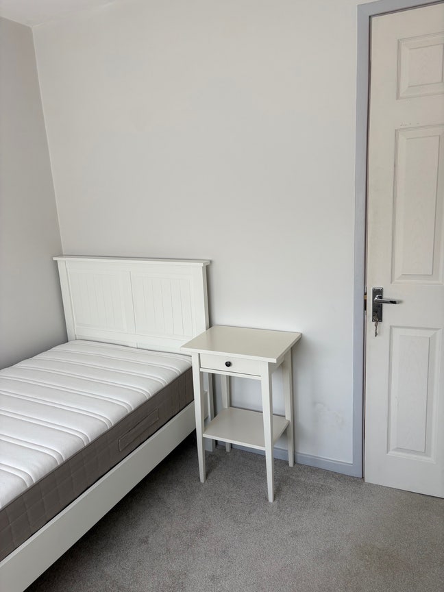 Clean modern single room  Main Photo
