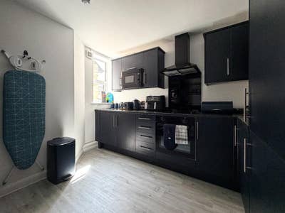 Double room with En suite new renovation Main Photo