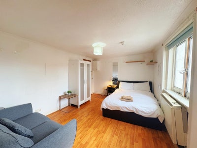 Short Term Only - Stylish Studio Flat Main Photo