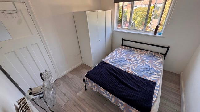 Looking for 2 persons in double room Main Photo