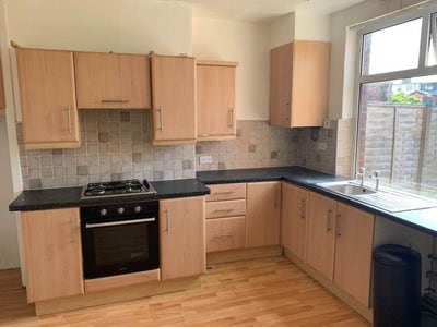 5-bed house available in UB4 8DS Main Photo