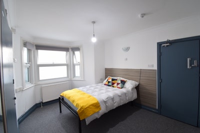 2 En suite Rooms  with Fast Transport Links Main Photo