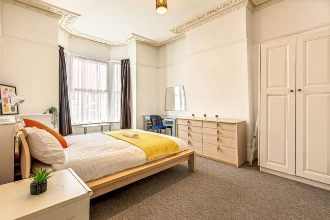 Stunning Rooms Going Fast!!! Perfect Location⭐ Main Photo