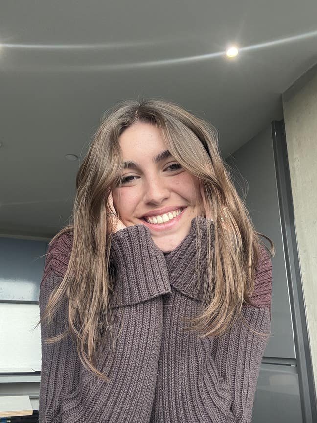 Anahi, 21 year old female student  Main Photo