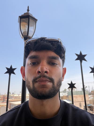 Looking for a flat/house share or buddy up  Main Photo