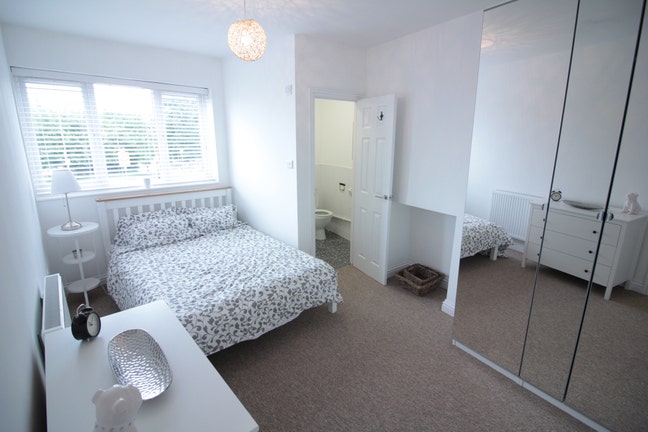 Large ensuite double. Couples Welcome Main Photo