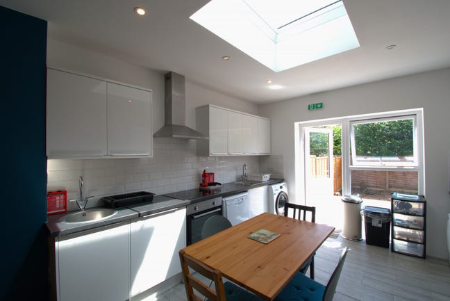 Modern House Share – Great Location & Amenities! Main Photo