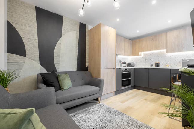 Cosy Room in BT12 - Great for Doctors or Nurses! Main Photo