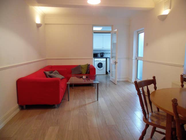 Great Loc 4BED2Bath Garden Garratt Lane Earlsfield Main Photo