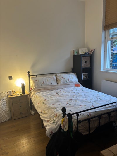Bright and spacious room beside Hackney Downs Main Photo