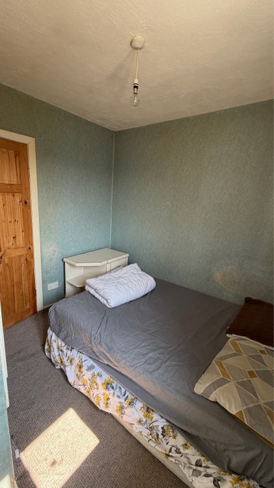 One room in 3 bedroom house Main Photo