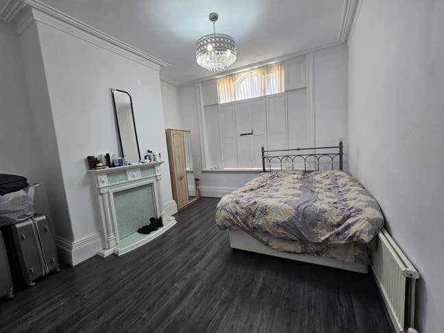 Spacious Double & En-suite | Bills Inc | OL10 2PN Main Photo