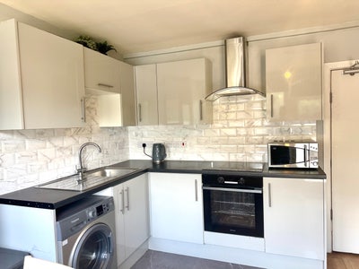 🏡 Spacious 3-Bed Home with Study + Gardens  Main Photo