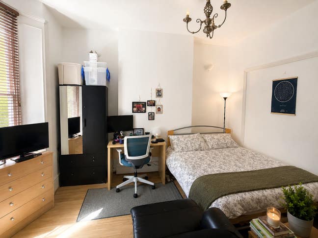 Huge Room In Lovely All Female Home Main Photo
