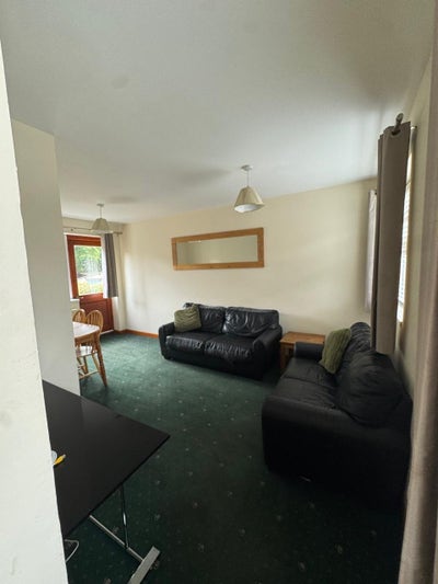 1 person needed for a house just outside London Main Photo