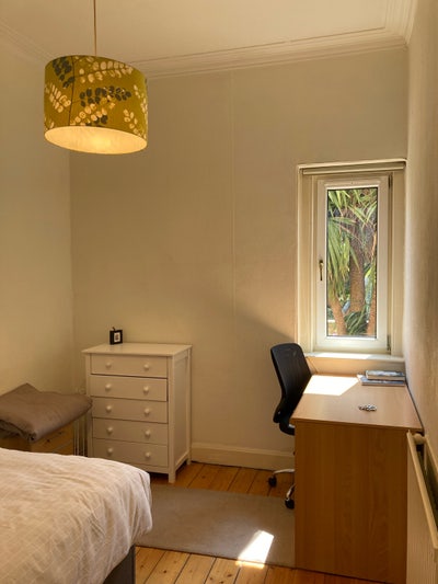 Double room in spacious flat in leith Main Photo