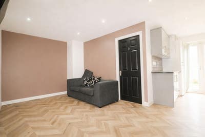 1 Double Room  in a 5 Bed House  - L6 Area! Main Photo