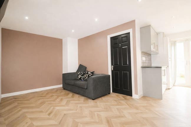 1 Double Room  in a 5 Bed House  - L6 Area! Main Photo
