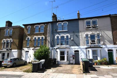 1 Bed Top Floor Flat Main Photo