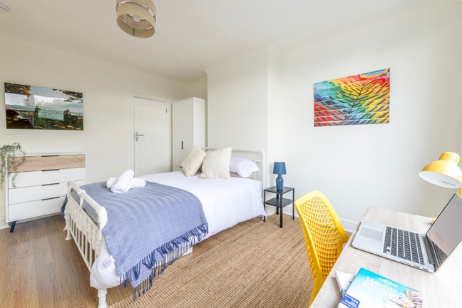 Cosy 4-Bed Semi-Detached House - Fully furnished Main Photo