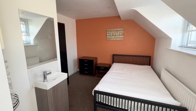 Double size room. Very central Newport house share Main Photo