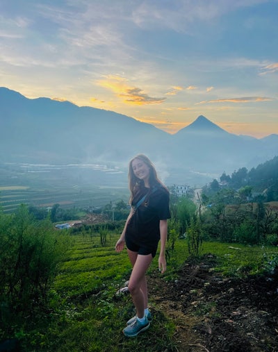 I am a professional female aged 23. I am look... Main Photo