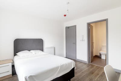 *Furnished 1-Bed Flatshare * Near Train Station & Main Photo
