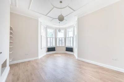 Large sunny room in mansion flat  Main Photo