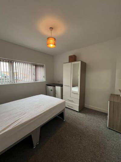 Modern and Large Double Room in DY5 Main Photo