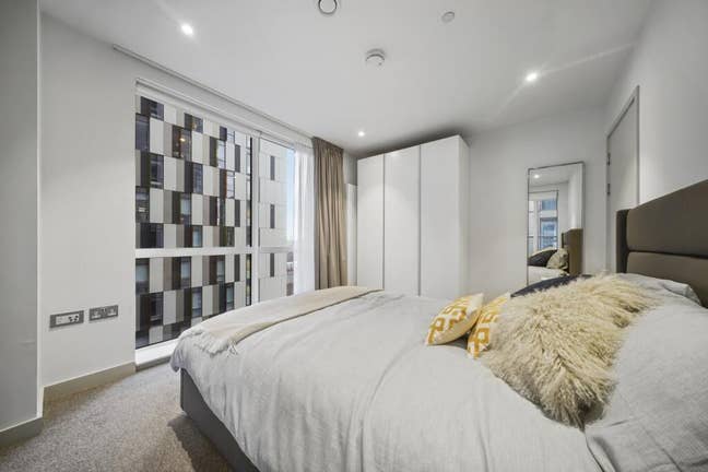 Amazing double room in E&C with balcony!  Main Photo