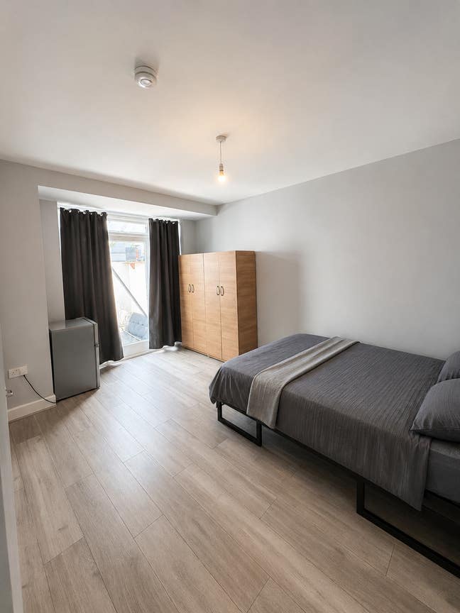 Tottenham Hale Double Room | 1 Person | &pound;0 Deposit Main Photo