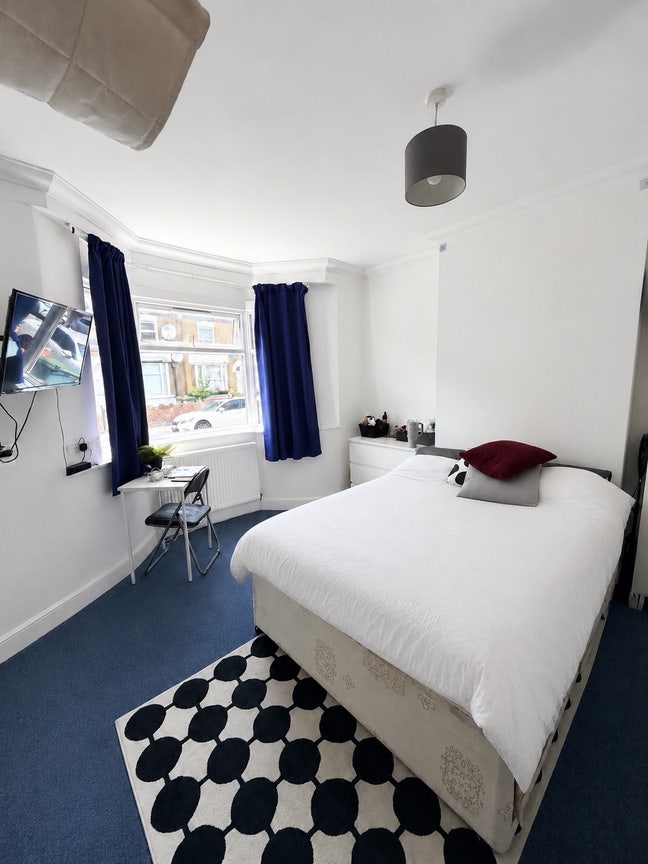 Double bedroom to sublet - LGBT friendly household Main Photo