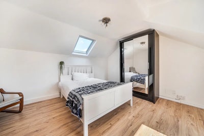 2 Bed Flat (Bills Inc) Near Station | SHORT LET Main Photo
