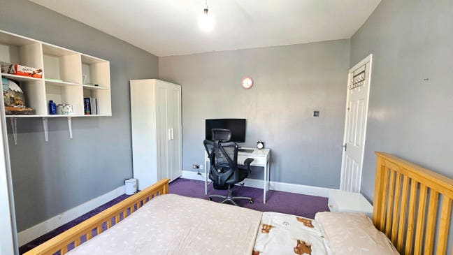 Room with Indians  Main Photo