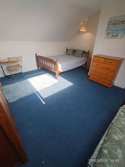 Large Sanctuary Loft Room Near Town/Hospital Main Photo