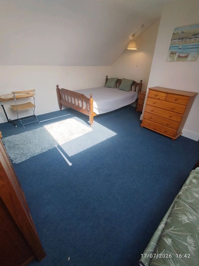 Large Sanctuary Loft Room Near Town/Hospital Main Photo