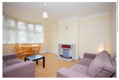 Double furnished bedroom in a creative houseshare Main Photo