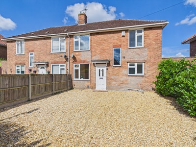 Spacious 6-Bedroom Home with Large Garden & Ample  Main Photo