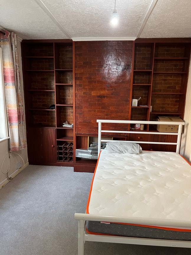 No kids - Double bed room close to Hayes Station Main Photo