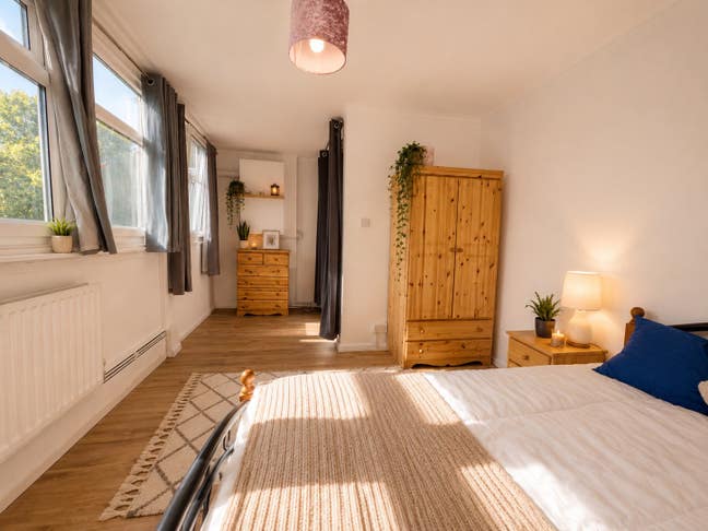 Modern Living-Minutes from Central London Main Photo