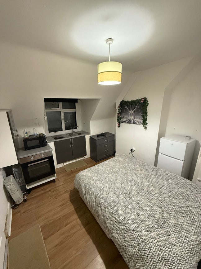 🏡 ✨ Top Floor  Studio Flat to Let in Burnt Oak Main Photo