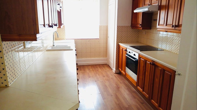 **1 bed flat plus office in central location ** Main Photo