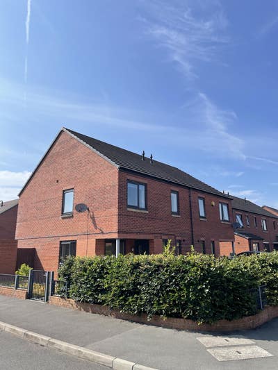 Double room in new build estate  Main Photo
