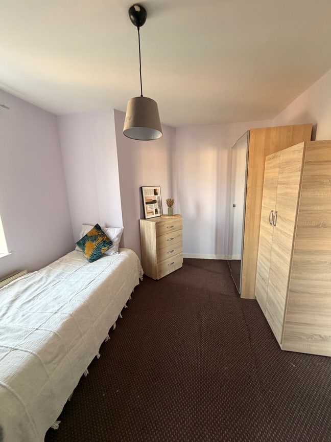 Lovely Single Room Available in Bow  Main Photo