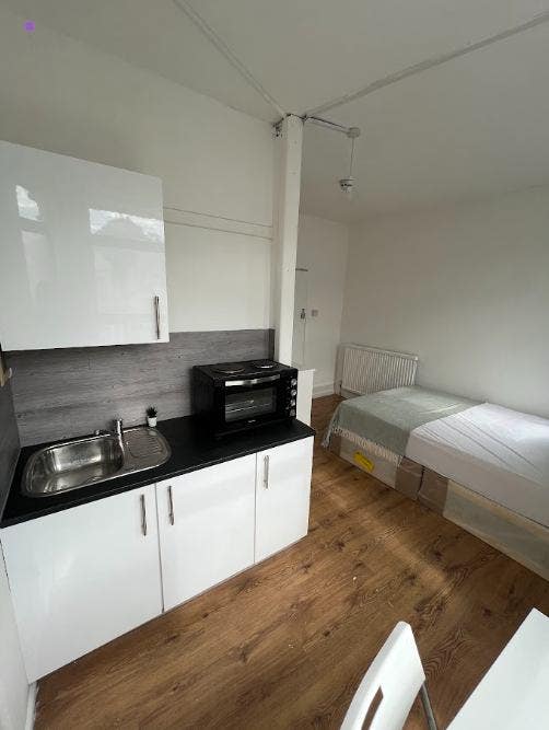 Studio Flat with 3 Windows Main Photo